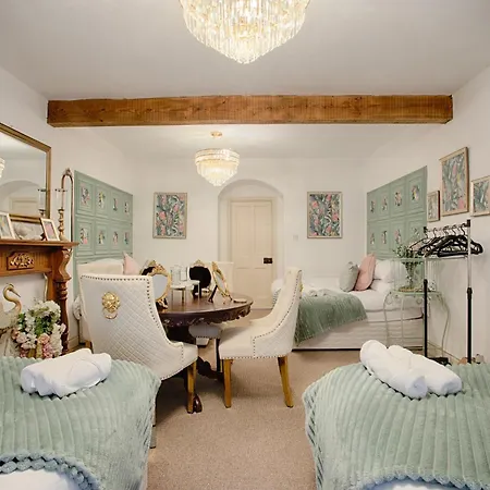 Fitzgeralds - - Sleeps 34 *