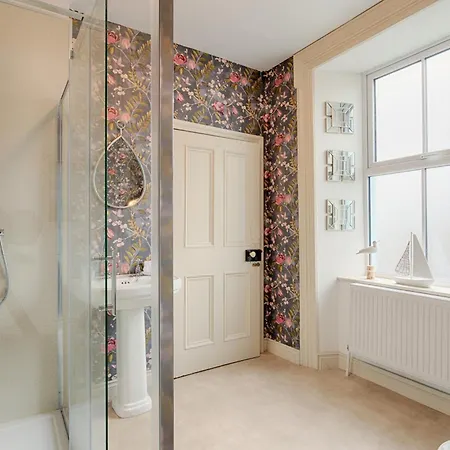 Fitzgeralds - - Sleeps 34 * Ballybunion