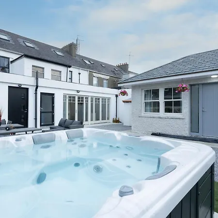 Fitzgeralds - - Sleeps 34