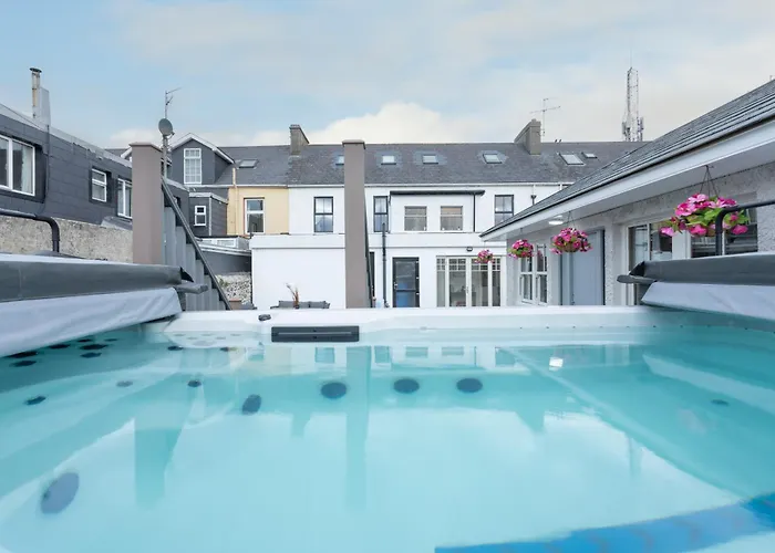 Fitzgeralds - - Sleeps 34